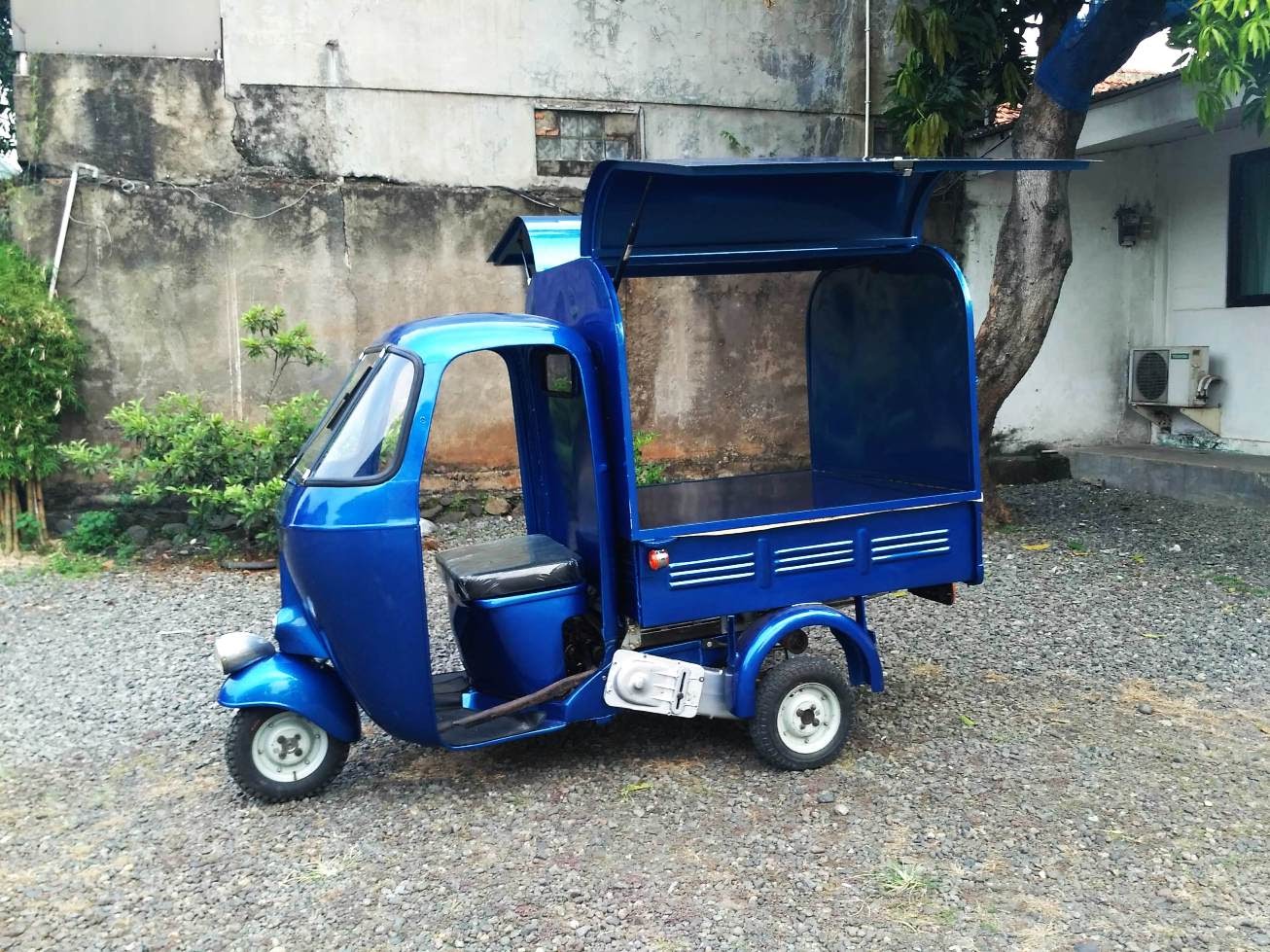 Side profile of Ape Bajaj Wings Box mobile business trike